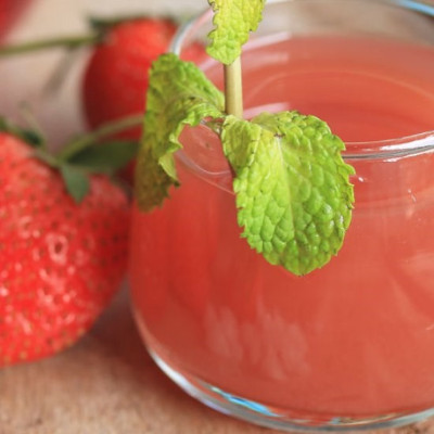 Erdbeeren mit Passiertuch f&uuml;r Gelee passieren