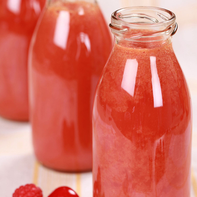 Tomaten mit Passiertuch passieren